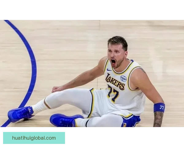 东契奇突破遭遇腿筋拉伤紧急退出比赛 返回更衣室进行治疗